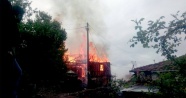 Kastamonu'da 2 katlı ahşap ev yandı