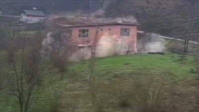 Kastamonu'da heyelan riski nedeniyle boşaltılan 2 katlı bina kendiliğinden yıkıldı