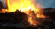 Kastamonu’da iki katlı ahşap bina yangında küle döndü