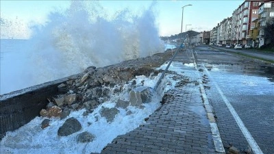 Kastamonu'nun İnebolu il&ccedil;esinde fırtına sahilde hasara yol a&ccedil;tı