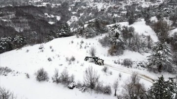 Kastamonu'da ekipler ilkbaharda karla mücadele çalışması yapıyor