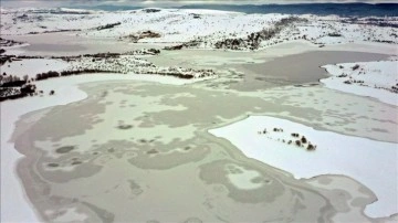 Kastamonu'da Kulaksızlar Barajı'nın yüzeyi buz tuttu