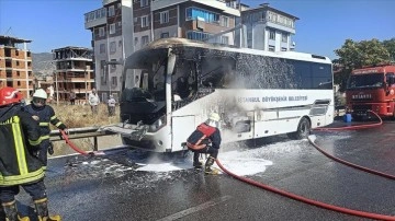 Kastamonu'da seyir halindeki İBB'ye ait yolcu midibüsü yandı