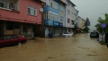 Kastamonu'nun Pınarbaşı ilçesinde sağanak su baskınlarına sebep oldu