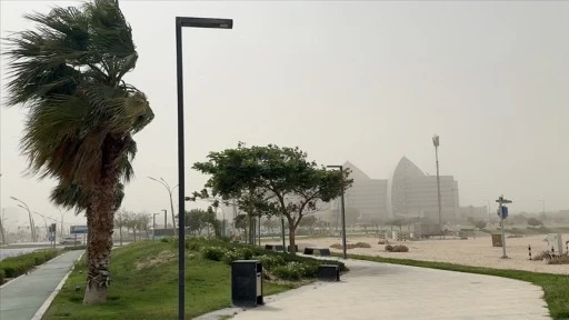 Katar'da etkili olan kum fırtınası hayatı olumsuz etkiliyor