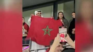 Katar Emiri Al Sani Fas’ın futbol sevincini Fas bayrağı açarak alkışlarla kutladı