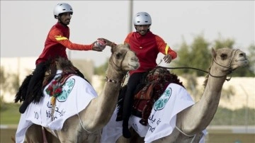 Katar'da 'develer üzerinde hentbol' maçı oynandı