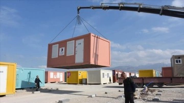 Katar'dan gelen konteynerlerden 743'ü Malatya'daki depremzedeler için kuruldu