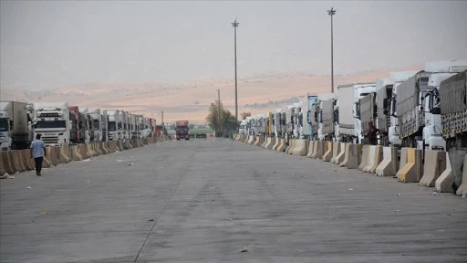 Kavurucu sıcaklar Habur Sınır Kapısı'ndan Irak'a yük taşıyan tır şoförlerini de olumsuz etkiliyor