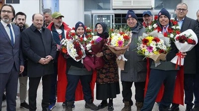 Kayağın "&ouml;zel ikizleri" Fransa'dan 6 madalyayla memleketlerine d&ouml;nd&uuml;