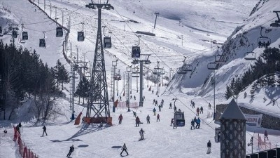 Kayak merkezleri arasında en fazla kar kalınlığı 216 santimetreyle Paland&ouml;ken'de kaydedildi