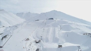 Kayak merkezlerinde en fazla kar kalınlığı 145 santimetreyle Palandöken'de ölçüldü