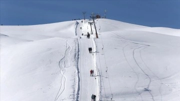 Kayak merkezlerinde en fazla kar kalınlığı 170 santimetreyle Hakkari'de ölçüldü
