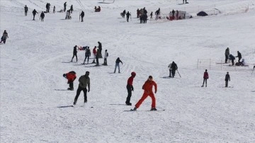 Kayak merkezlerinde en fazla kar kalınlığı 178 santimetreyle Hakkari'de ölçüldü