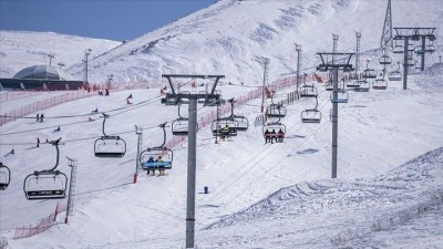 Kayak merkezlerinde en fazla kar kalınlığı 275 santimetreyle Paland&ouml;ken'de &ouml;l&ccedil;&uuml;ld&uuml;