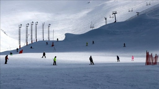 Kayak merkezlerinde en fazla kar kalınlığı 55 santimetreyle Paland&ouml;ken'de &ouml;l&ccedil;&uuml;ld&uuml;