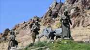 Kayalıkların yamacındaki heykel müzesi ilgi çekiyor