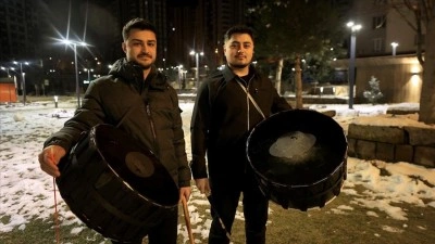 Kayseri'de iki gen&ccedil; 4 yıldır manilerle vatandaşları sahura kaldırıyor