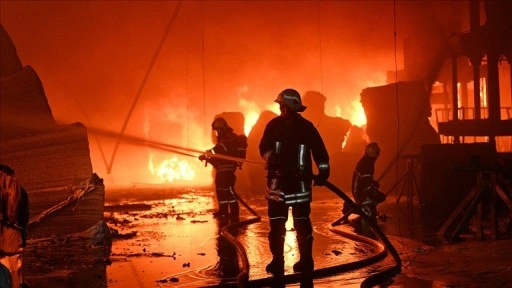 Kayseri'de keçe fabrikasındaki yangına müdahale sürüyor