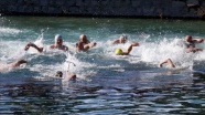 Kayseri'de sıfırın altında 2 derecede gölette yüzdüler