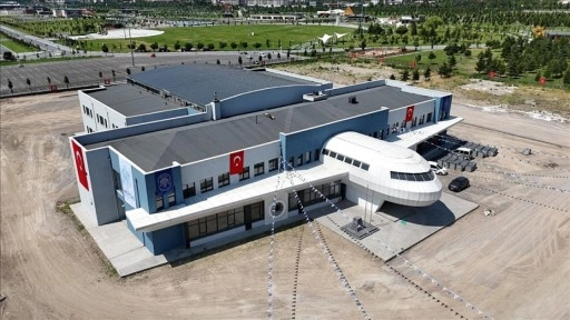Kayseri'de uçağı andıran mimarisiyle dikkat çeken uzay ve havacılık lisesi tanıtıldı