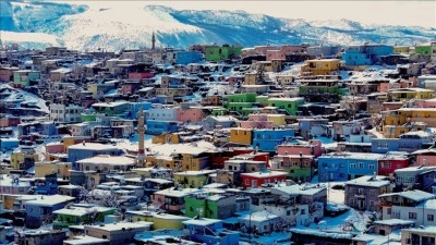 Kayseri'nin beyaza b&uuml;r&uuml;nen "renkli evler"i dronla g&ouml;r&uuml;nt&uuml;lendi