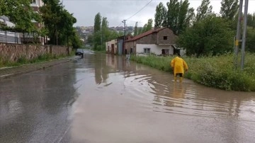 Kayseri'de etkili olan sel bazı ev ile ahırlara zarar verdi