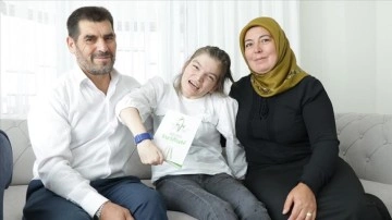 Kayseri'de serebral palsi hastası tek parmağıyla kullandığı bilgisayarda kitap yazdı