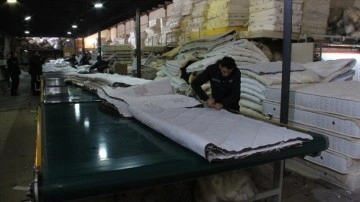 Kayserili mobilyacılar depremzedeler için battaniye ve uyku tulumu üretimine başladı
