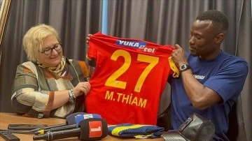 Kayserisporlu forvet Mame Thiam depremzedeler için imzalı formalarını bağışladı