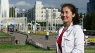 Kazak hostes Türk yolculara ana dillerinde hizmet veriyor