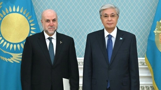 Kazakistan Cumhurbaşkanı Tokayev, Filistin Devlet Başkanı Abbas'ı ülkesine davet etti
