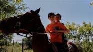 Kazakistan’da engelli çocuklar ata binerek tedavi oluyor