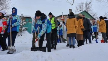 Kazakistan'da genç gönüllüler, kimsesiz yaşlıların evlerinin etrafındaki karları temizliyor