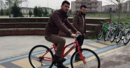 Kenan Sofuoğlu, bisiklet dağıttı