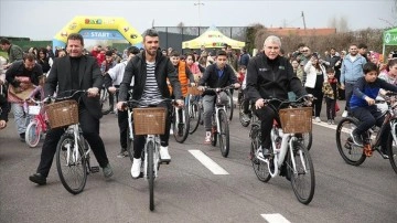 Kenan Sofuoğlu, Sakarya'da depremzede çocuklara bisiklet hediye etti