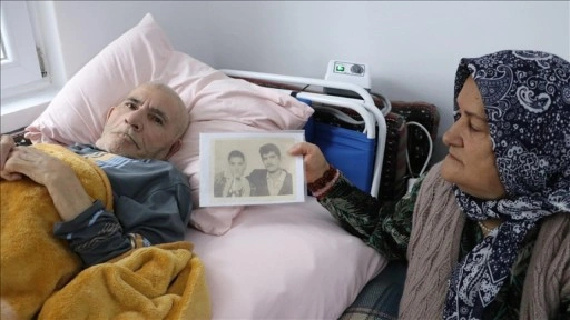 Kendisini hatırlamayan, yatalak ve konuşamayan eşinin yanından ayrılmıyor