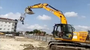 Kepçeye hamak bağlayan işçilerin tehlikeli eğlencesi kameralara yansıdı