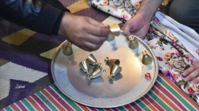 Kerk&uuml;k'te Ramazan gecelerinin geleneksel eğlencesi 'sini zarf' oyunu s&uuml;rd&uuml;r&uuml;l&uuml;yor