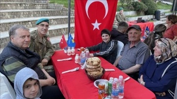 KFOR bünyesinde görevli Türk askeri, Kosova'da Kadir Gecesi dolayısıyla iftar verdi
