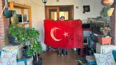 Kıbrıs Barış Harekatı'nda Mehmet&ccedil;iğin kullandığı T&uuml;rk bayrağını sandığında 36 yıldır saklıyor