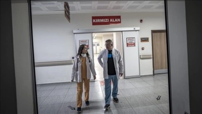 "Kıdemli-&ccedil;&ouml;mez" tartışması evlilikle biten doktorlar acilde hayat kurtarıyor