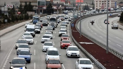 'Kilit Kavşak' Kırıkkale'de bayram trafiği yoğunluğu başladı