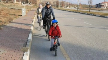 Kilo vermek için bisiklete binen mühendis, ailesine de örnek oldu