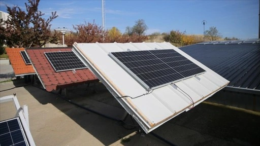 Kiremit çatılara kurulan fotovoltaik paneller güneşten daha verimli enerji alınmasını sağlıyor