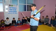 Kırgız gazi çocuklara ata sporu okçuluğu öğretiyor