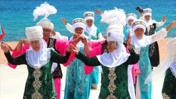 Kırgız ve Kazak 'nineler' türkü söylemek için buluştu