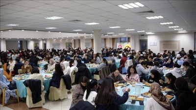 Kırgızistan'a lisans eğitimi i&ccedil;in T&uuml;rkiye'den gelen &ouml;ğrenciler iftar heyecanını beraber yaşıyor