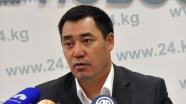 Kırgızistan'da başbakanlık koltuğuna oturan Caparov'a tahsis edilen korumalar ve araç geri