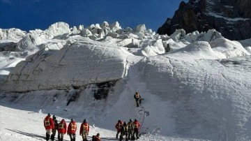 Kırgızistan'daki Tanrı Dağı'na tırmanan 4 dağcıdan 9 gündür haber alınamıyor